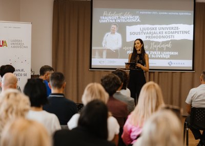 moderatorka konference Prihodnost dela: Trajnost. Inovacije. Umetna inteligenca. nagovarja publiko