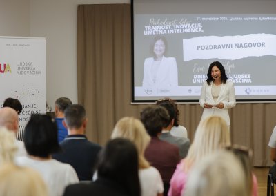 Eva Mermolja nagovarja publiko na konferenci