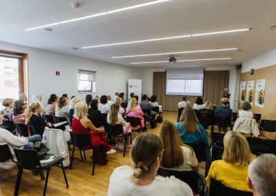obiskovalci konference poslušajo predavanje